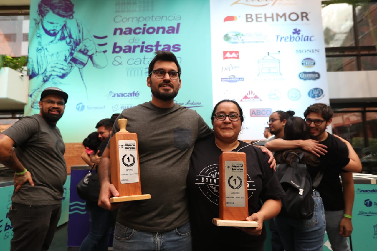 David Solano, ganador por segundo año como mejor barista, y Dulce Barrera, campeona de catación por tercer año consecutivo. (Foto Prensa Libre: Óscar Rivas)