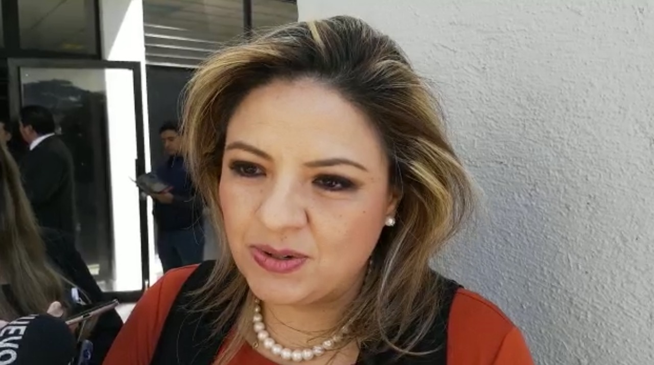 La canciller Sandra Jovel luego de emigir su voto para la Junta Directiva del CANG. (Foto Prensa Libre: La Red)