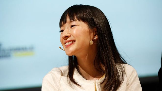 Marie Kondo escribió "La magia del orden" en 2014 y ahora tiene su propio show en Netflix, "Tyding up" (Ordenando) (GETTY IMAGES)