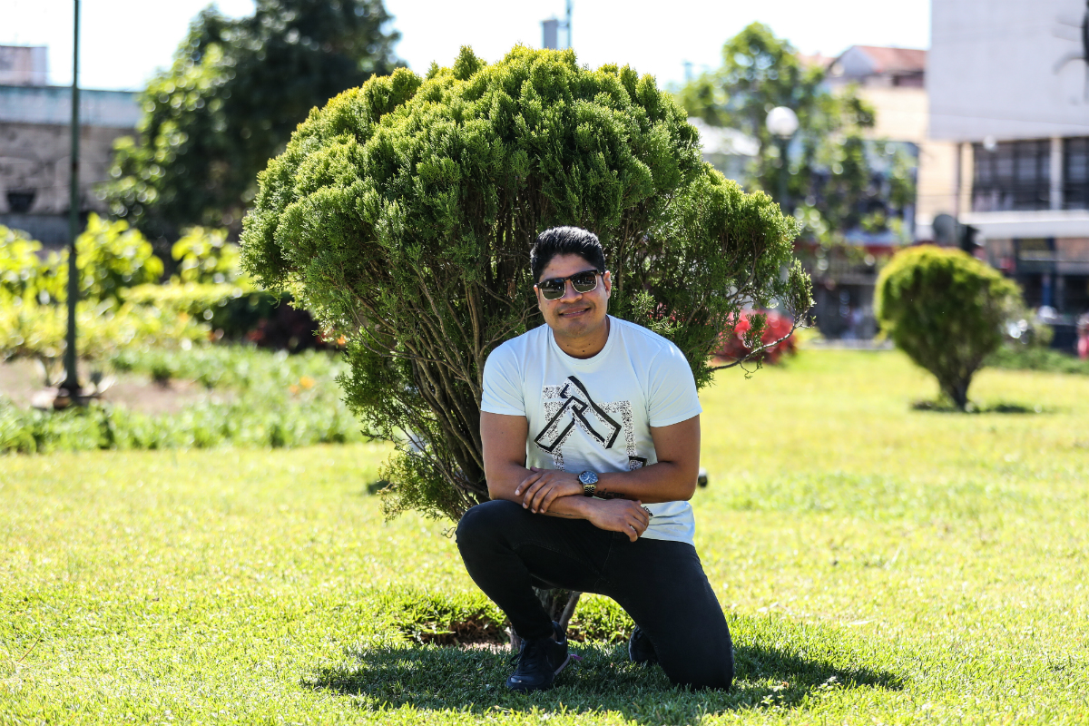 El cantautor guatemalteco Napoleón Robleto promociona el videoclip del tema "Tal vez no muera yo". (Foto Prensa Libre: Keneth Cruz)