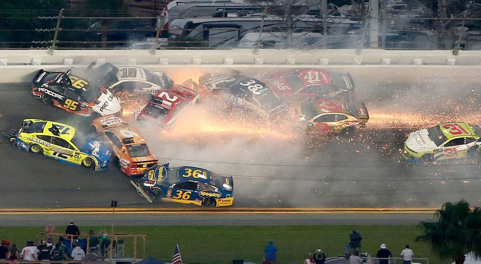 El accidente lo inicio Paul Menard perdió el control de su auto. (Foto Prensa Libre: AFP).