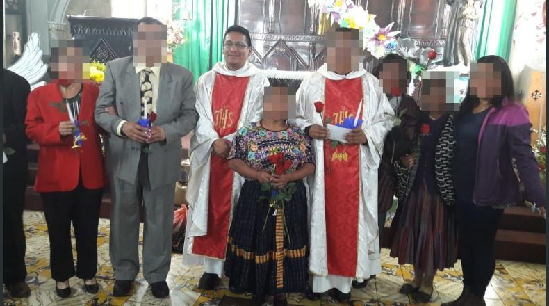 Sacerdote Melvin Pérez, tercero de izquierda a derecha, luego de una misa oficiada el pasado 31 de enero en la parroquia San Nicolás, Quetzaltenango. (Foto Prensa Libre: Cortesía)