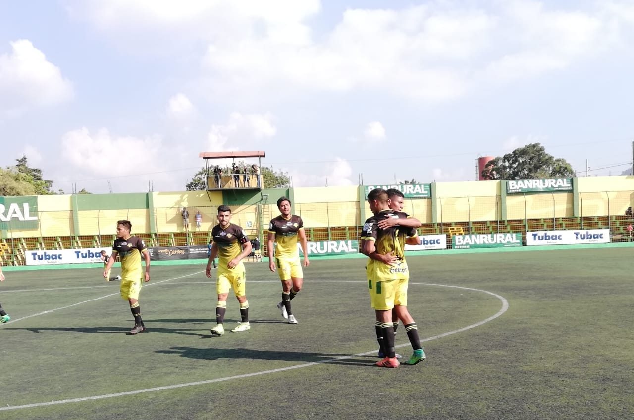 Los jugadores de Petapa festejaron al final del juego. (Foto Prensa Libre: Francisco Sánchez)