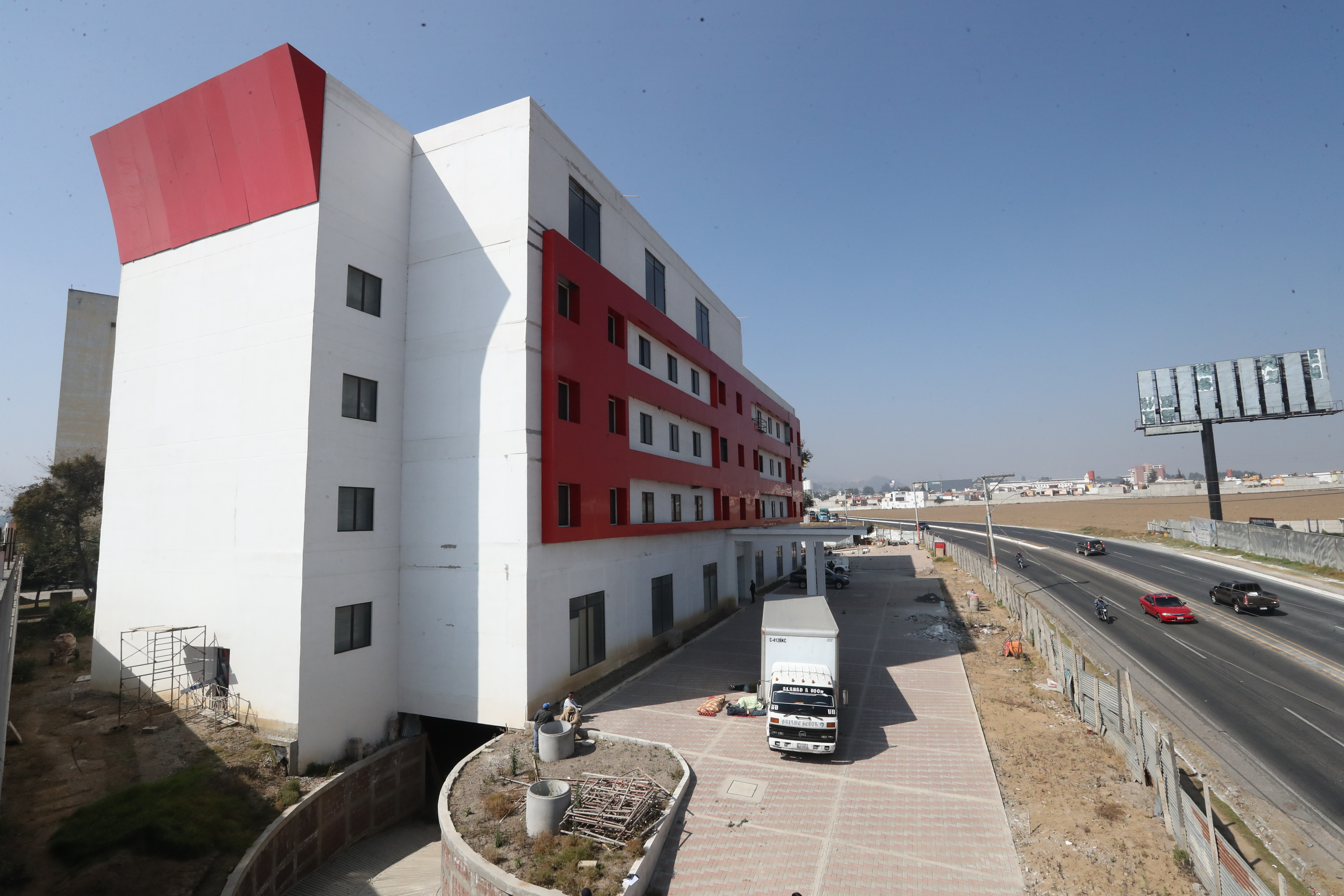 Este es el edificio vinculado al Manuel Baldizón que este día fue entregado a la Senabed. (Foto Prensa Libre: Mynor Toc) 