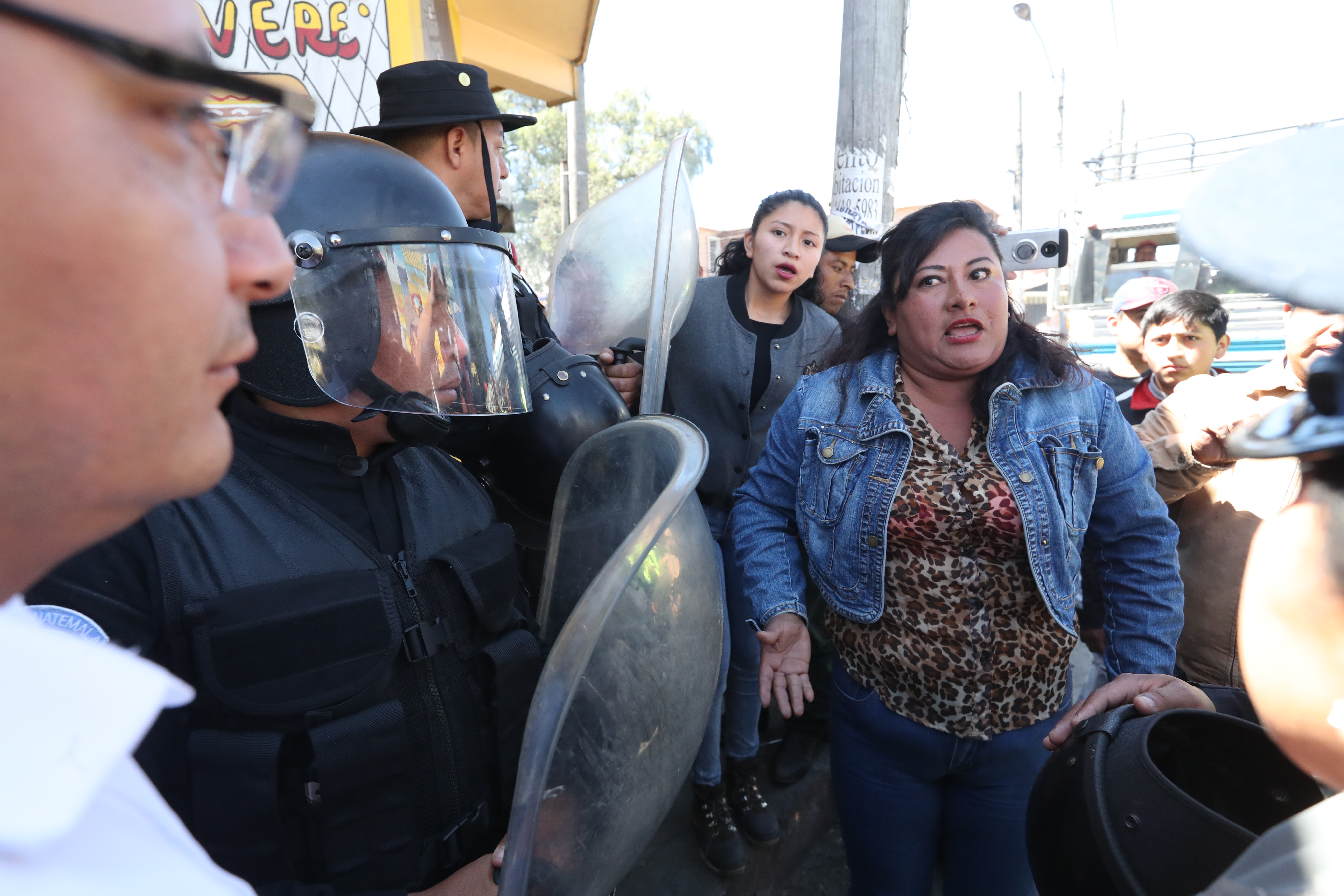 La propietaria de un negocio increpa al gobernador departamental, Julio César Quemé, –izq, con lentes–, por los operativos en la 19 avenida.  (Foto Prensa Libre. Mynor Toc)