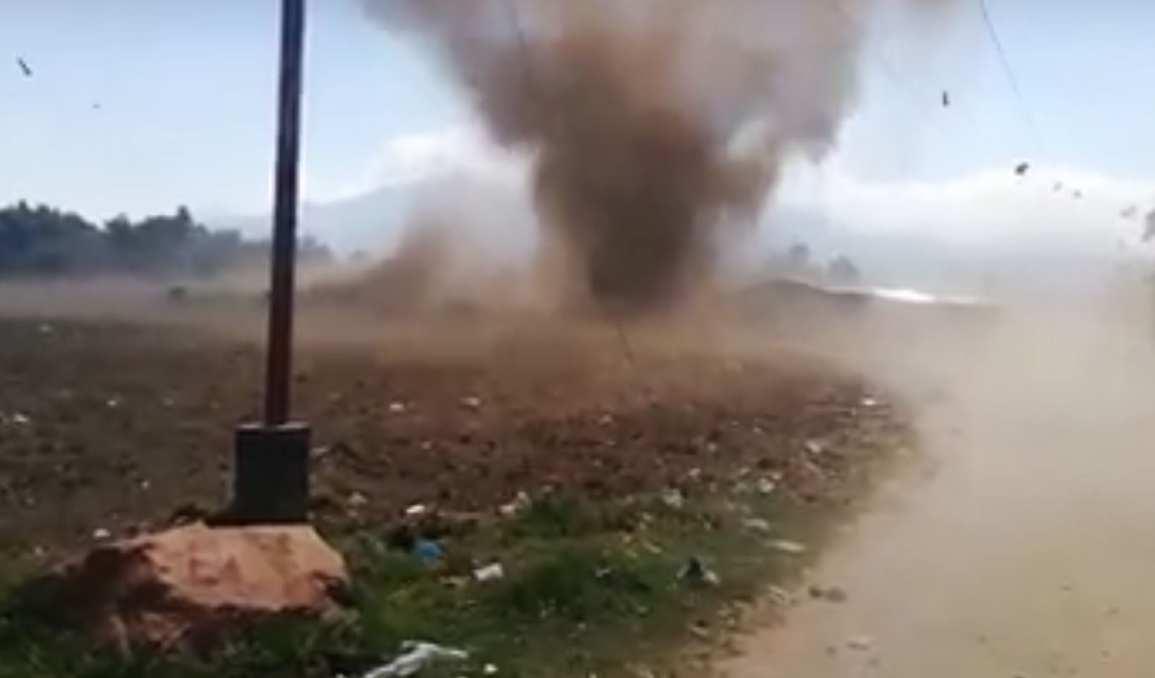 El remolino se formó a la mitad de una calle de tierra y avanzó sobre los campos. (Foto Prensa Libre)