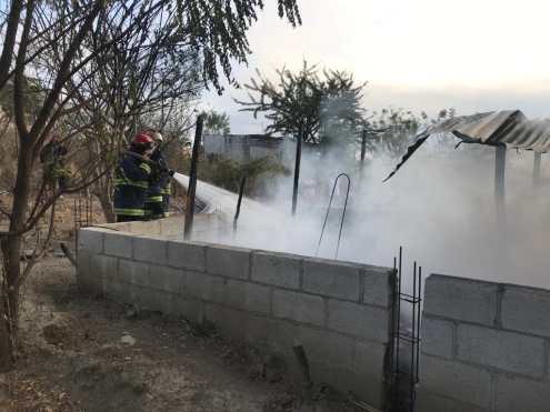 Unos 300 galones de agua fueron necesarios para combatir las llamas.