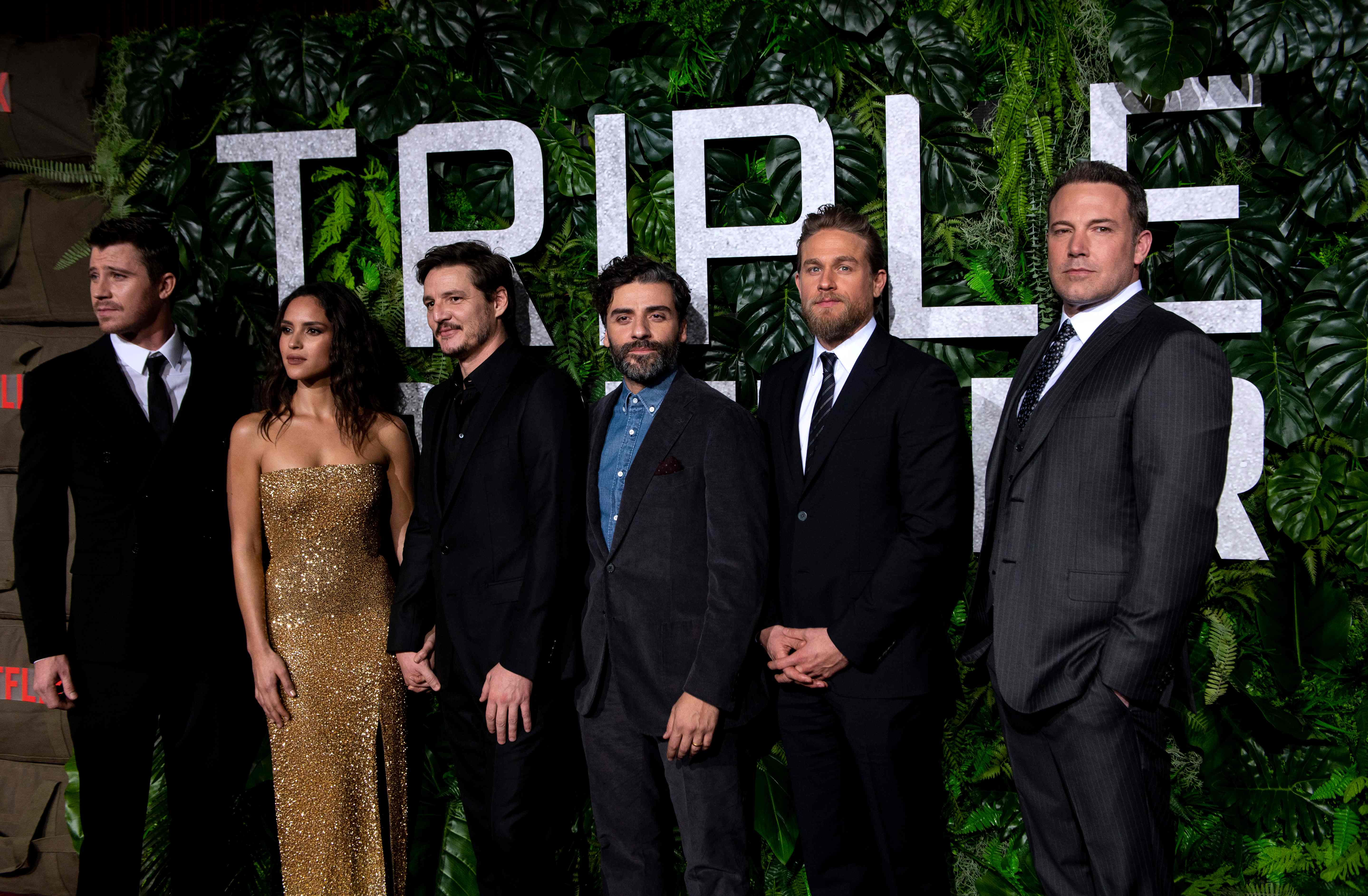  El estreno de Triple Frontier se realizó el domingo  3 en Nueva York y participaron los artistas de origen guatemalteco Adria Arjona y Óscar Isaac. En la imagen acompañados de Pedro Pascal, Charlie Hunnam y Ben Affleck.  (Foto Prensa Libre: EISELE / AFP)