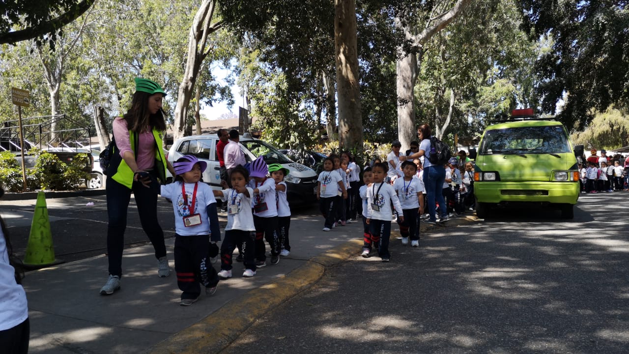 Niños y maestros en el zoológico, donde se desarrolla un operativo en búsqueda de explosivos. (Foto Prensa Libre: La Red)