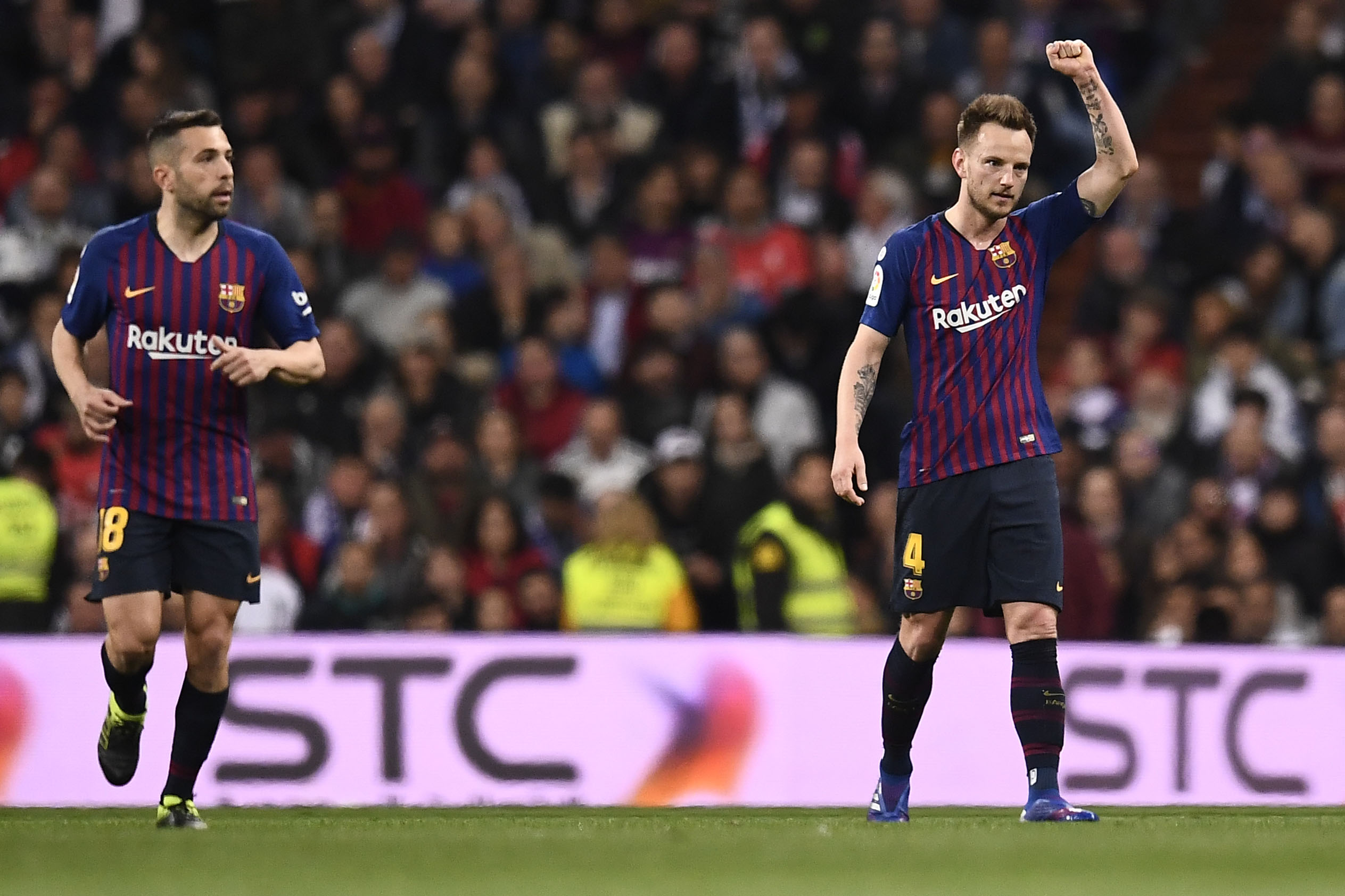 Iván Rakitic celebra después de anotar el 1-0 del Barcelona contra el Real Madrid. (Foto Prensa Libre: AFP)