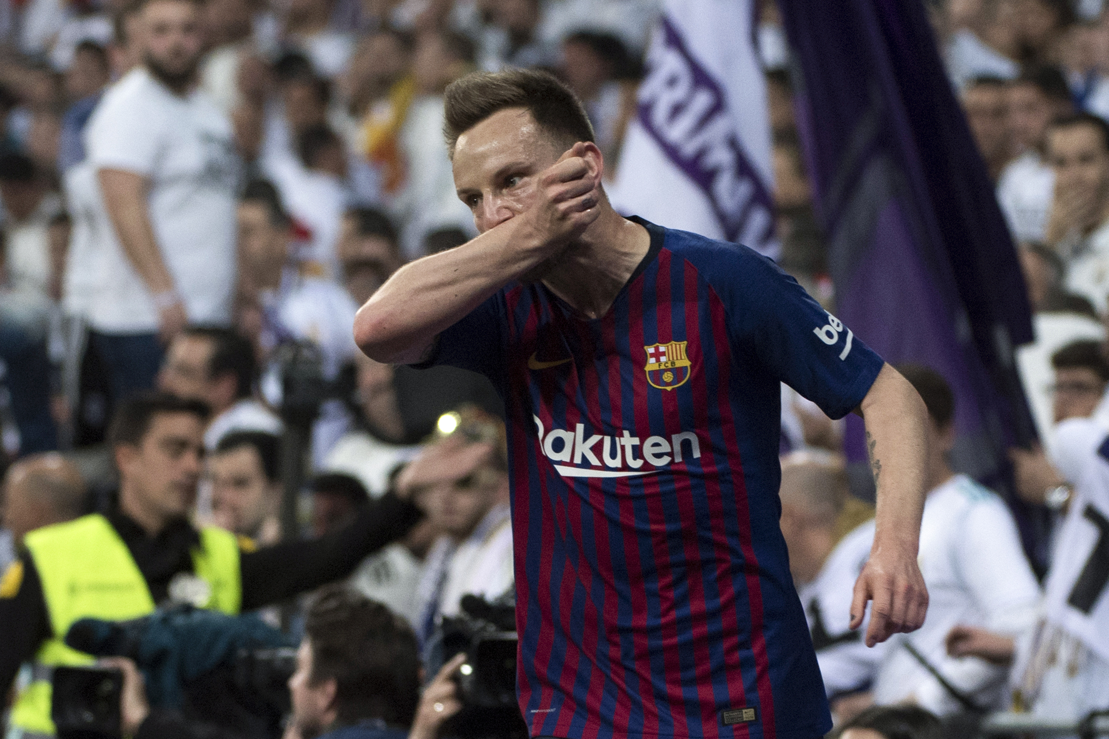 Iván Rakitic celebra después del tanto de la victoria contra el Real Madrid. (Foto Prensa Libre: AFP)