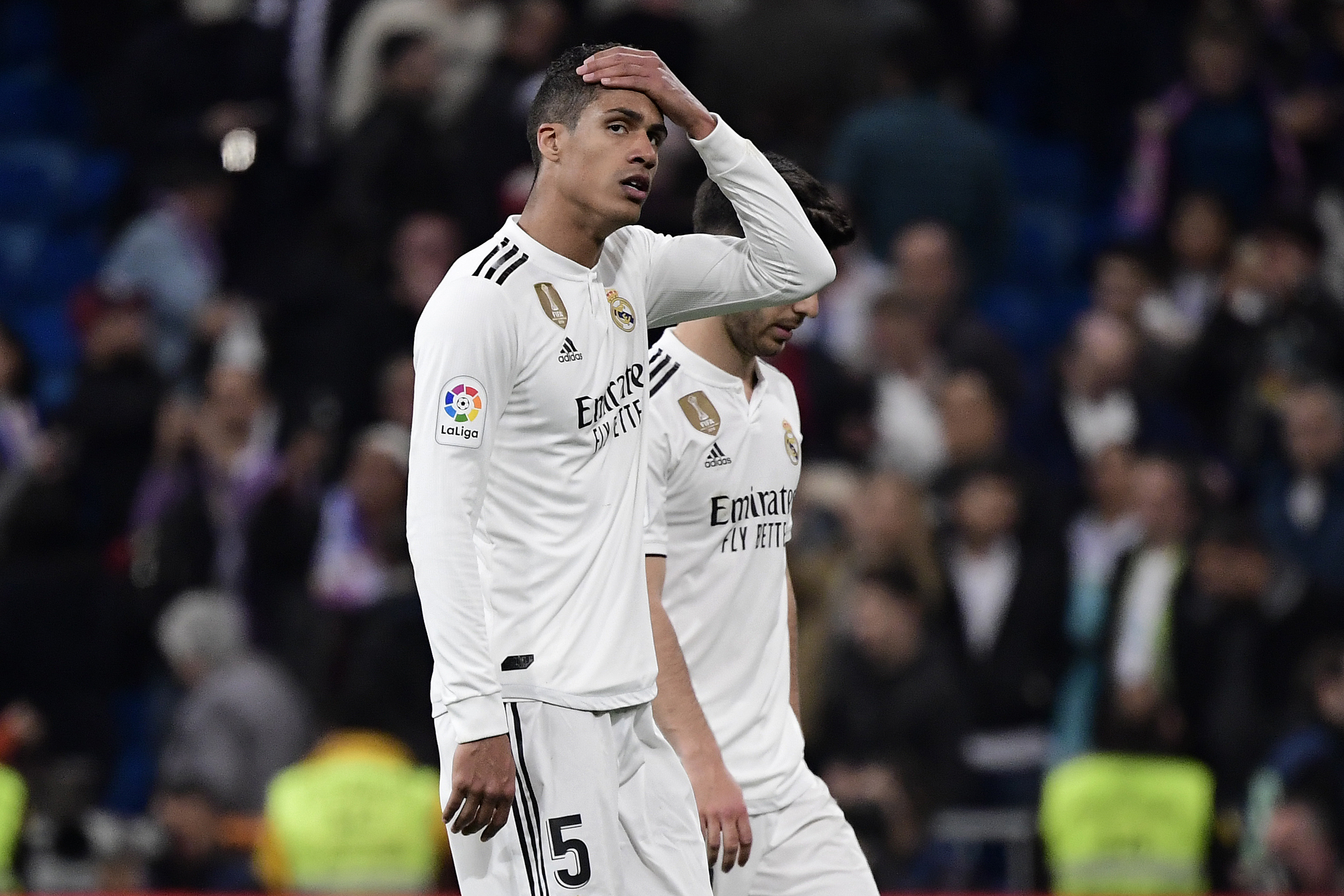 El defensa del Real Madrid Raphael Varane se lamenta por la derrota contra el FC Barcelona. (Foto Prensa Libre: AFP)