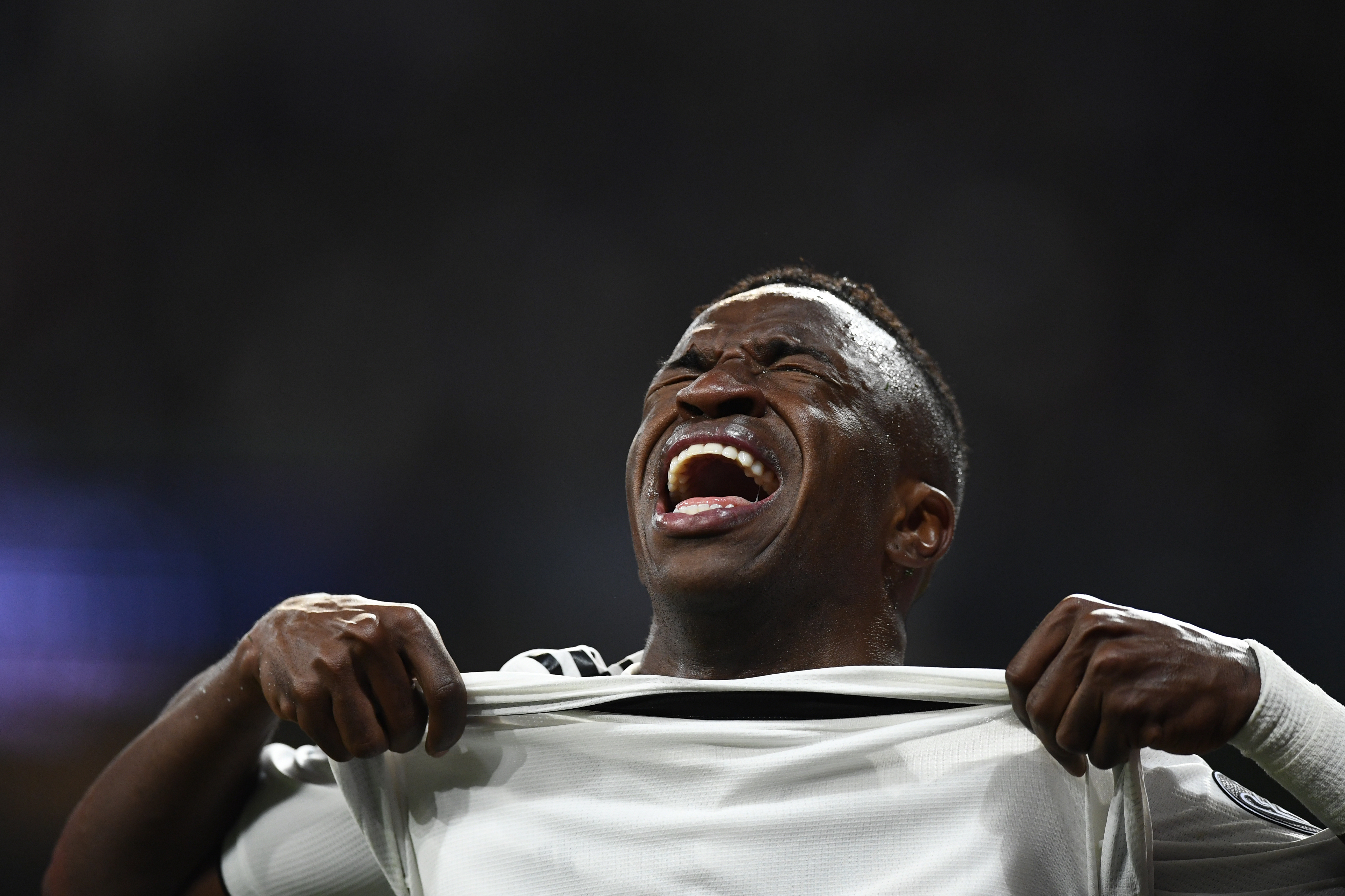 Vinicius se lamenta al salir lesionado durante el partido entre el Real Madrid y el Ajax. (Foto Prensa Libre: AFP)