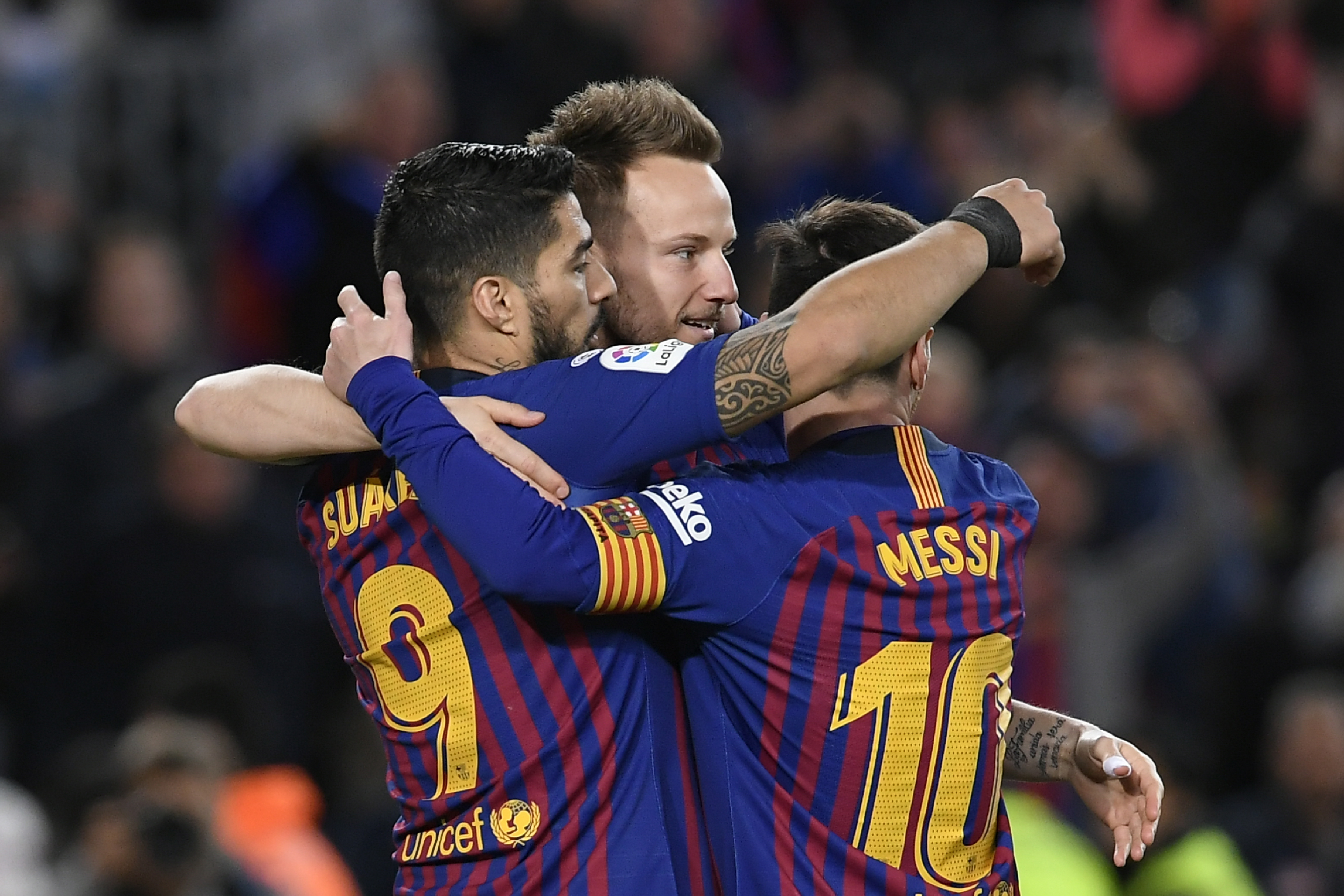 Luis Suárez celebra con Iván Rakitic y Lionel Messi después de anotar frente a el Rayo Vallecano. (Foto Prensa Libre: AFP)