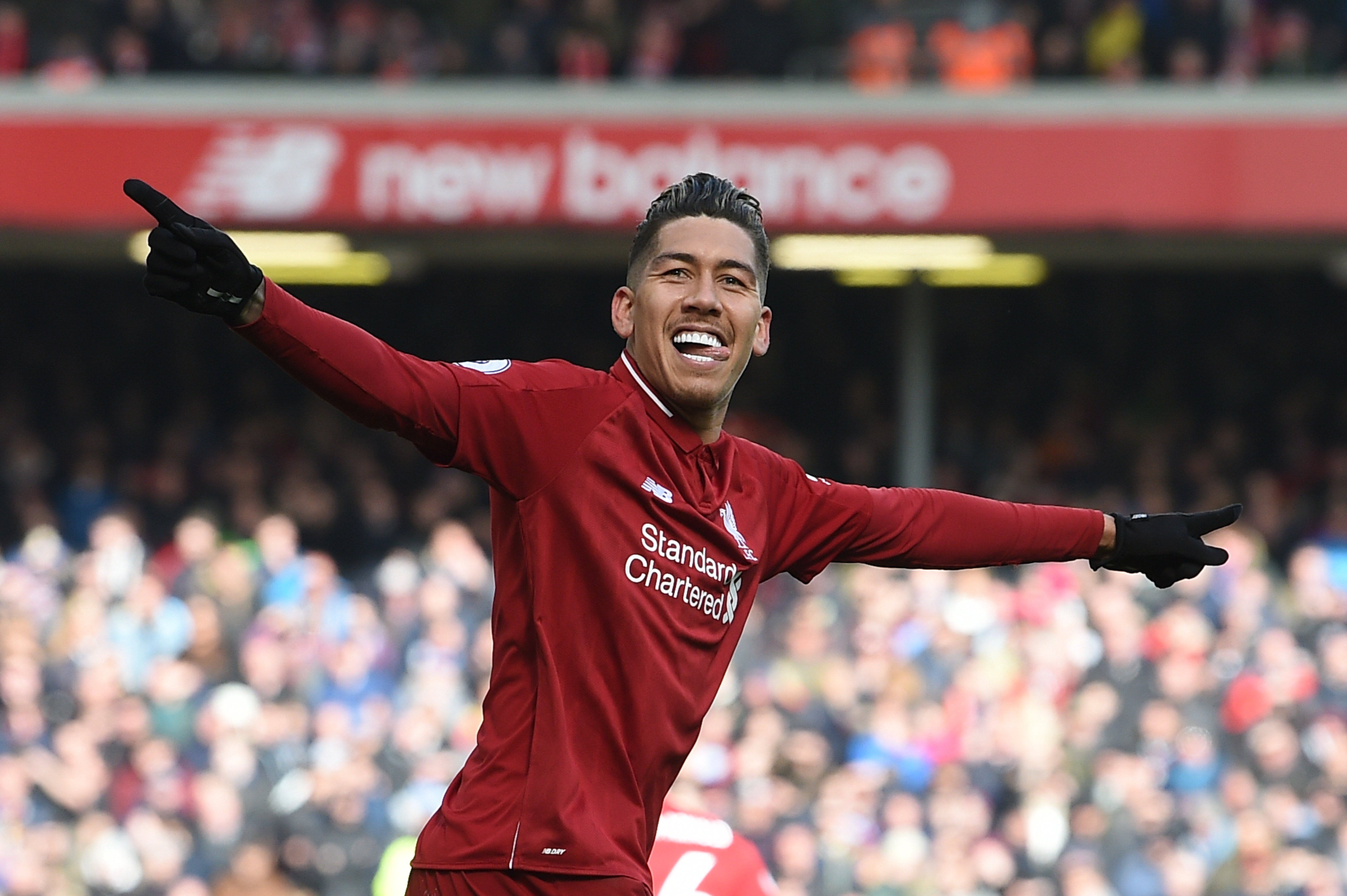 Roberto Firmino celebra después de anotar en la victoria del Liverpool contra el Burnley. (Foto Prensa Libre: AFP)