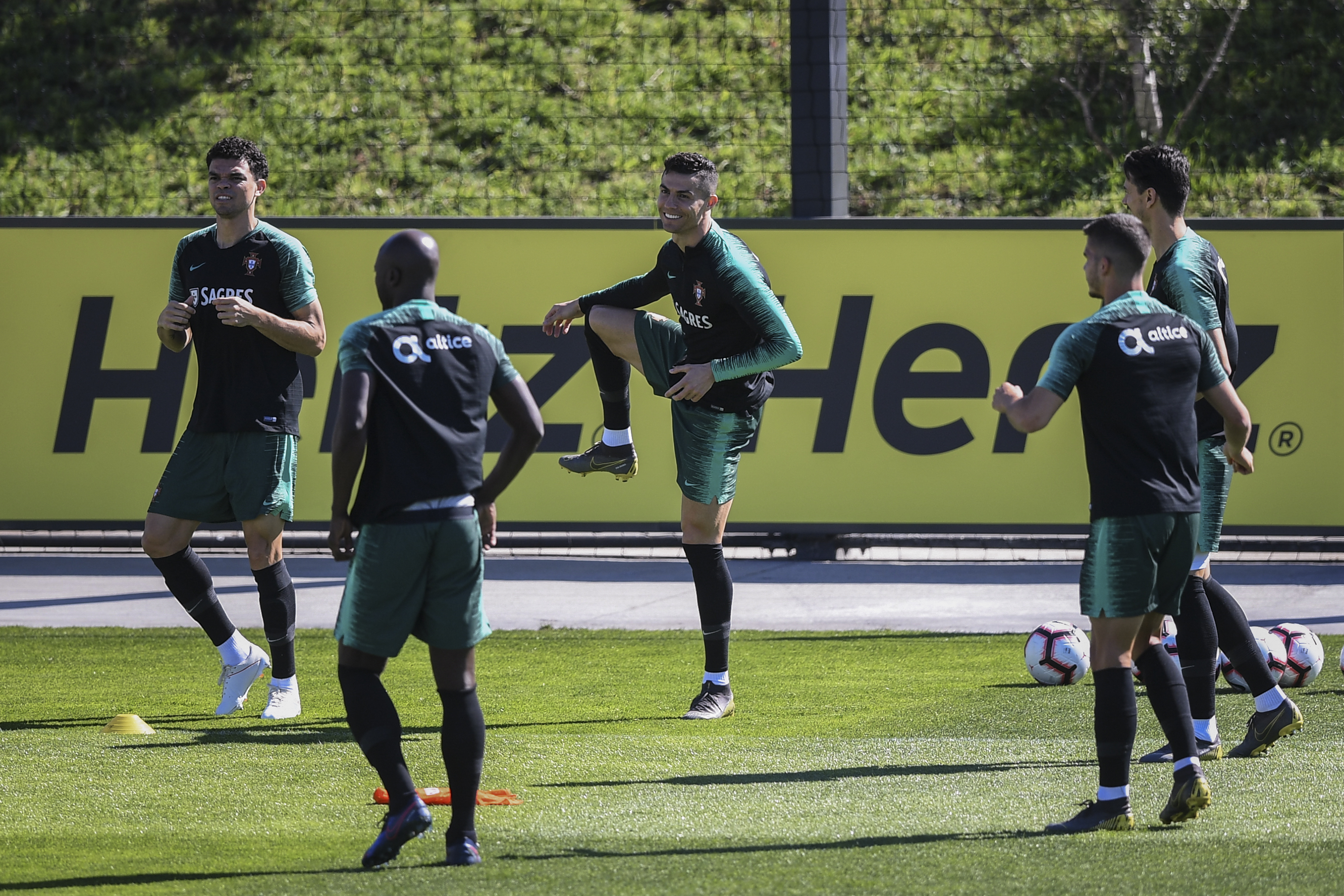 Cristiano Ronaldo sonríe durante el entrenamiento de la Selección de Portugal de este martes. (Foto Prensa Libre: AFP)