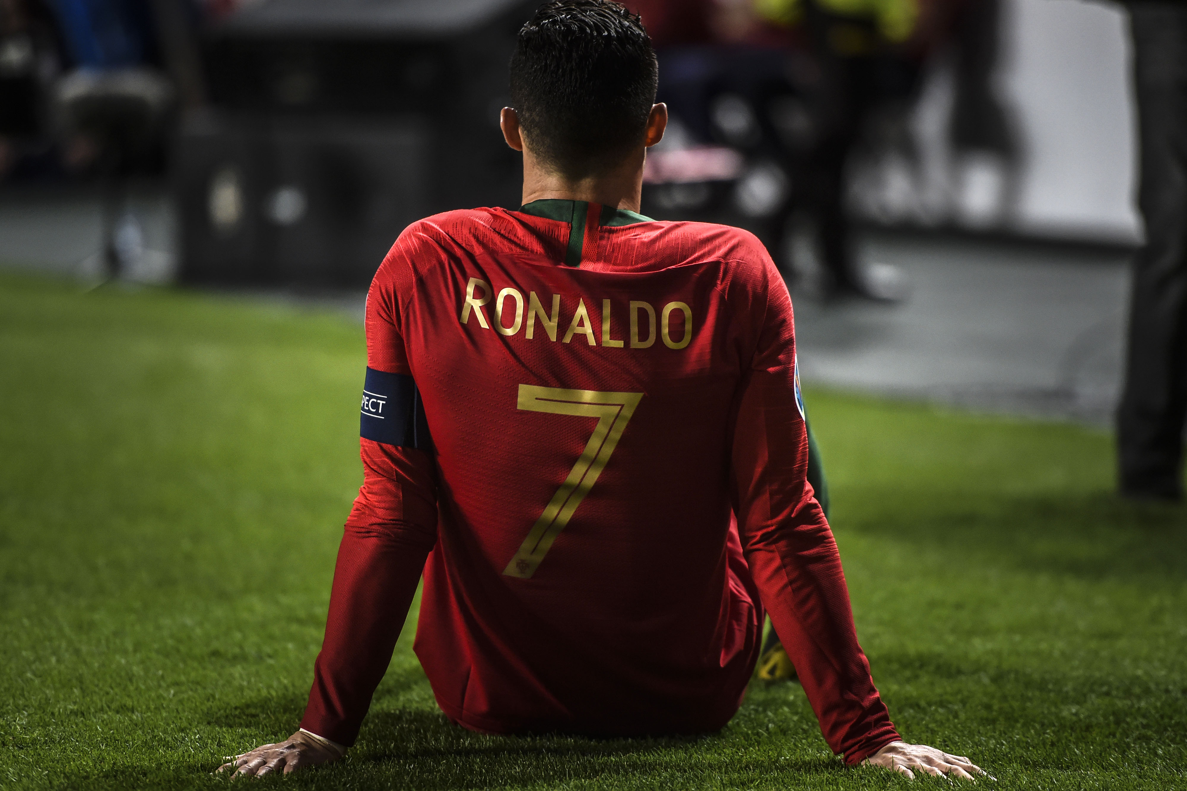 Cristiano Ronaldo se lesionó durante el partido Portugal vs Serbia. (Foto Prensa Libre: AFP)  