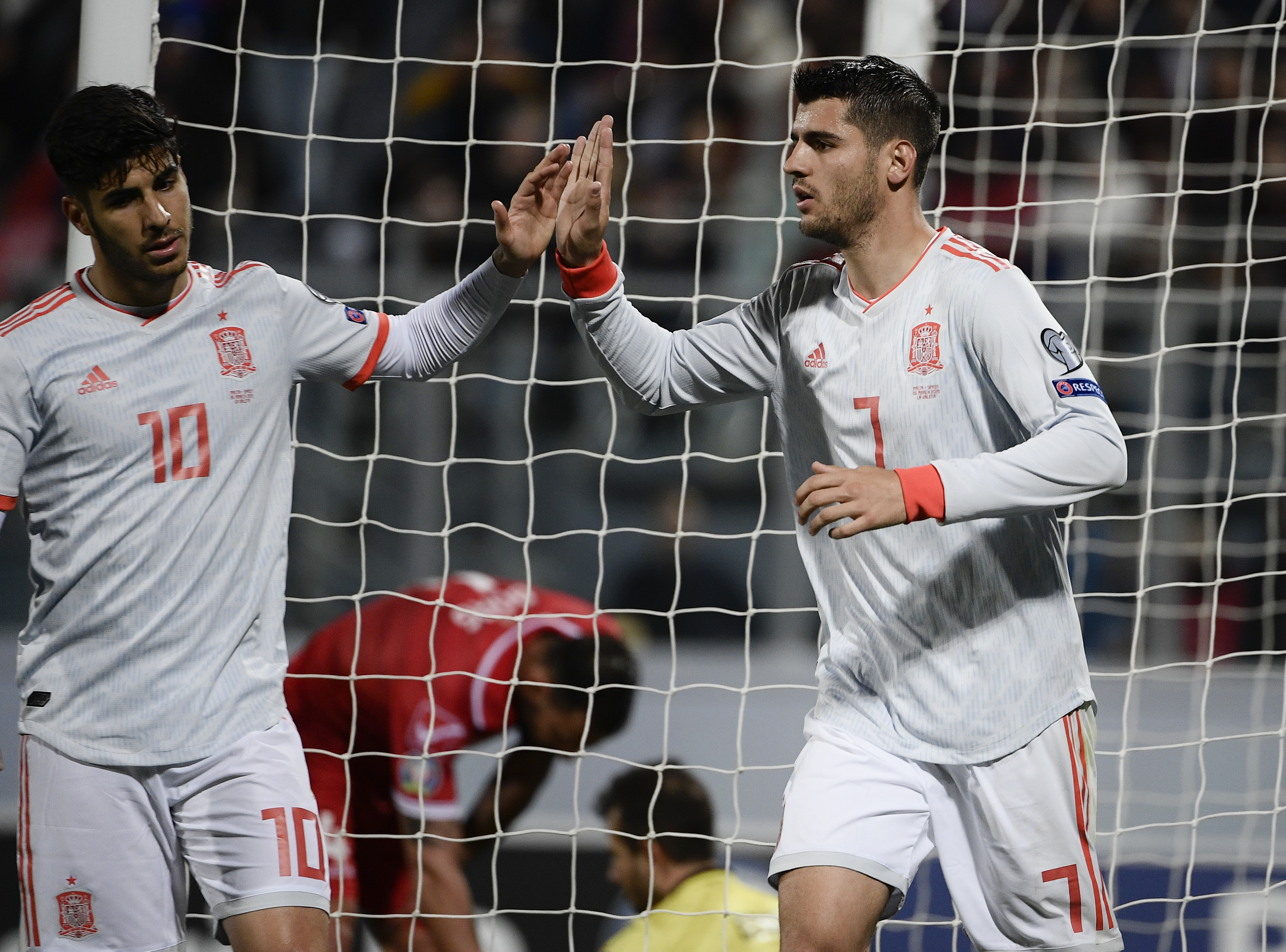 Álvaro Morata celebra después de anotar uno de sus goles en el partido Malta vs España. (Foto Prensa Libre: AFP) 