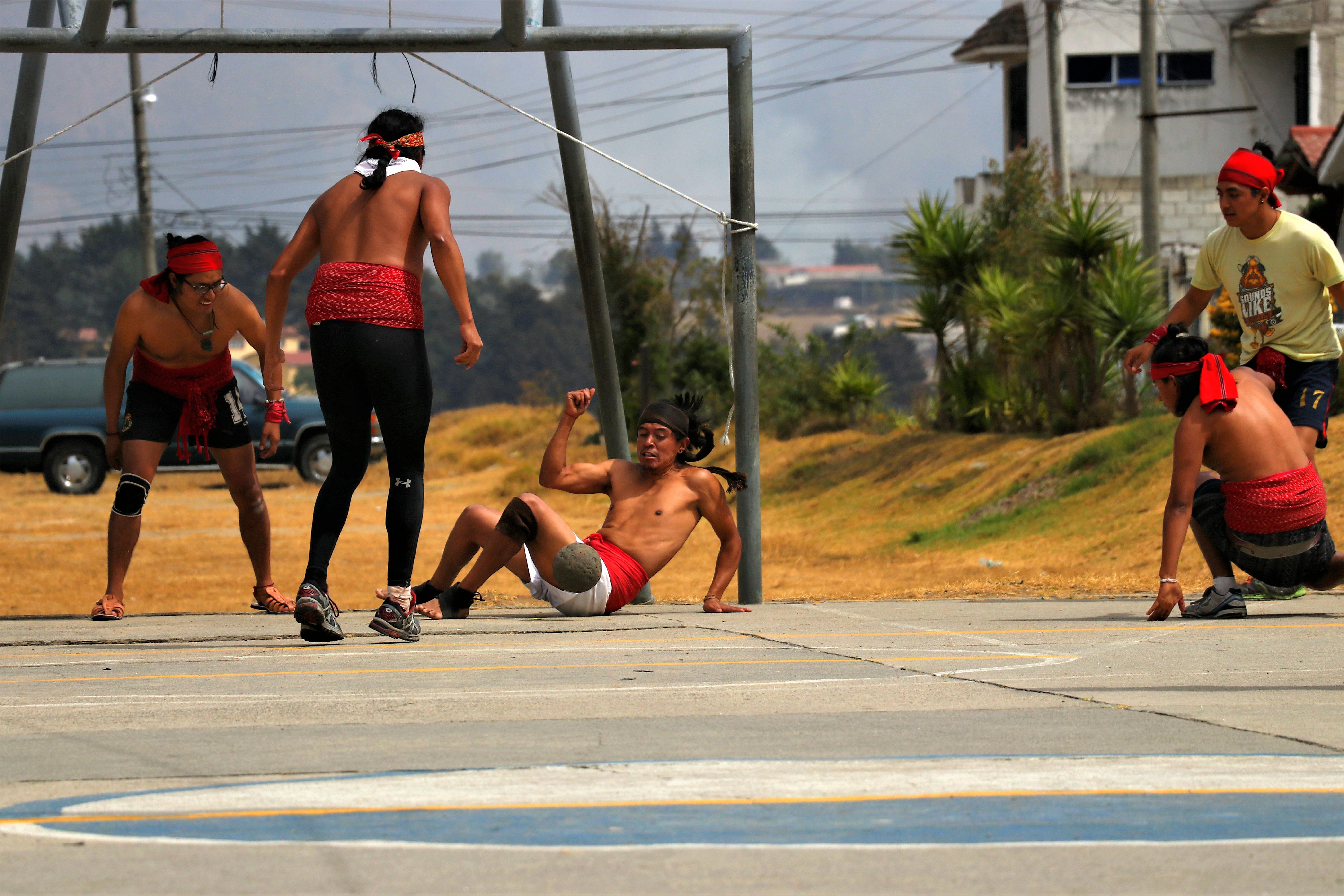 Los jóvenes impulsan el Juego de Pelota Maya con exhibiciones en distintos lugares. (Foto Prensa Libre: Raúl Juárez)