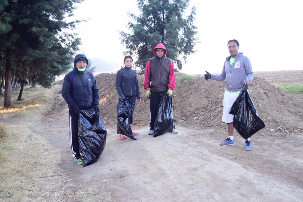 Los corredores en el primer entrenamiento recolectaron 15 bolsas de basura, ahora buscarán tener al menos 10 sesiones más. (Foto Prensa Libre: Raúl Juárez)