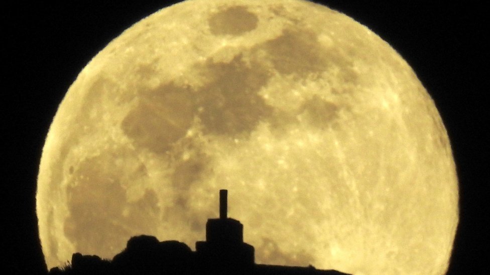 El equinoccio de primavera y otoño coincidió el miércoles 20 de marzo con la tercera y última superluna llena del año. EPA