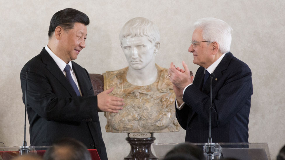 El presidente de China, Xi Jinping, y el presidente de Italia, Sergio Mattarella, asistieron a un foro de negocios con empresarios italianos y chinos en el Palacio del Quirinal, en Roma, el viernes 22 de marzo. (Foto Prensa Libre: Getty Images)