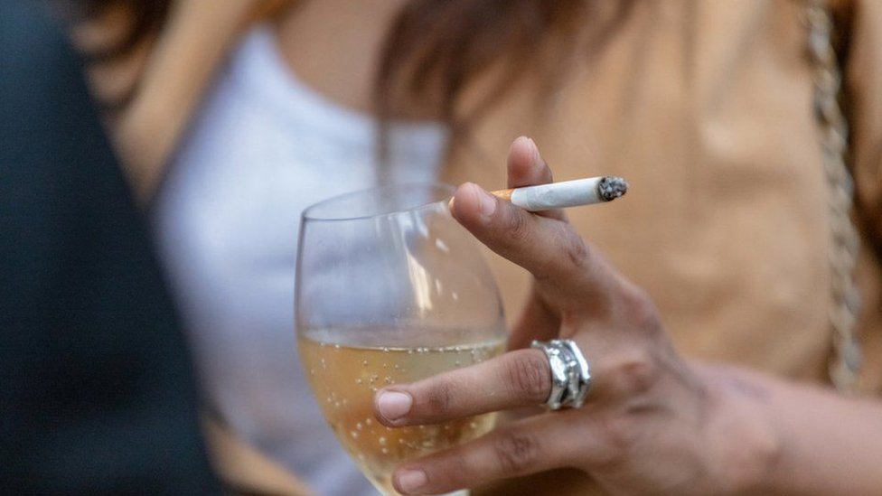 El estudio destaca los riesgos de beber, aunque solo sea una botella de vino a la semana.