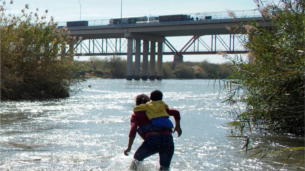 Según las autoridades estadounidenses, la migración en la frontera sur de su país ha alcanzado un punto de quiebre.