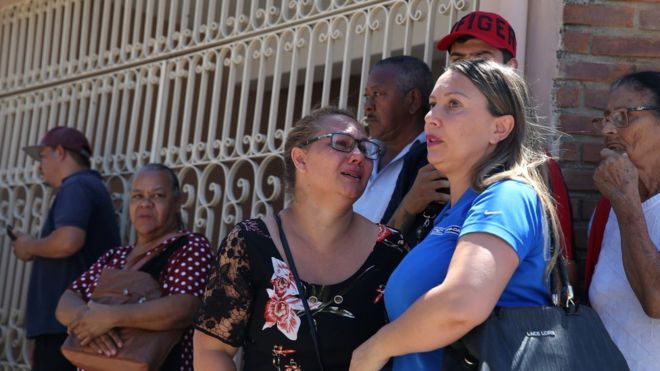 Familiares se reunieron en las inmediaciones de la escuela donde tuvo lugar el tiroteo. REUTERS