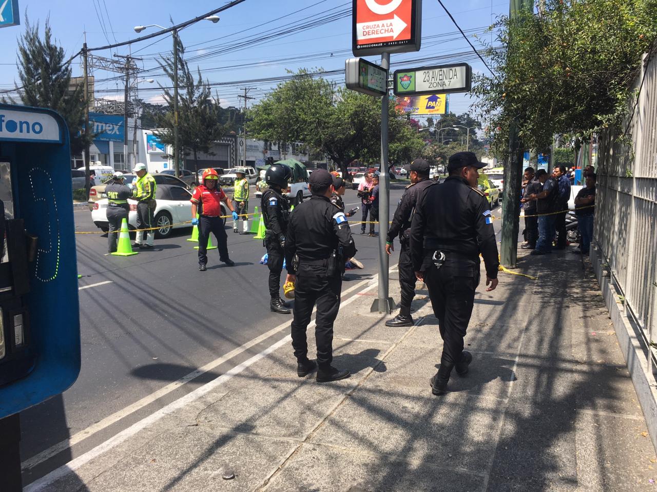 El hombre ultimado en la calzada Roosevelt no ha sido identificado. (Foto Prensa Libre: Alberto Cardona)