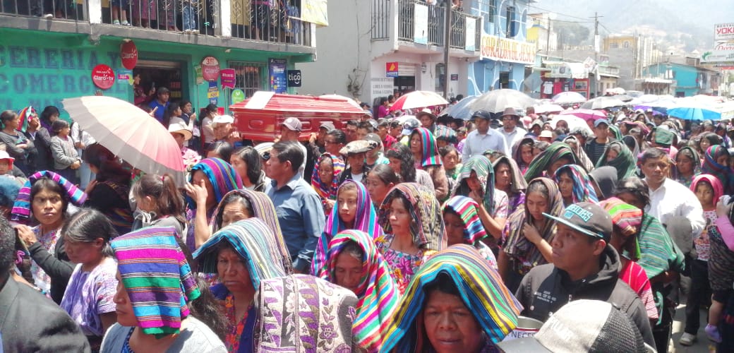 Pobladores dan el último adiós a sus familiares, quienes murieron atropellados en la ruta Interamericana. (Foto Prensa Libre: María José Longo)