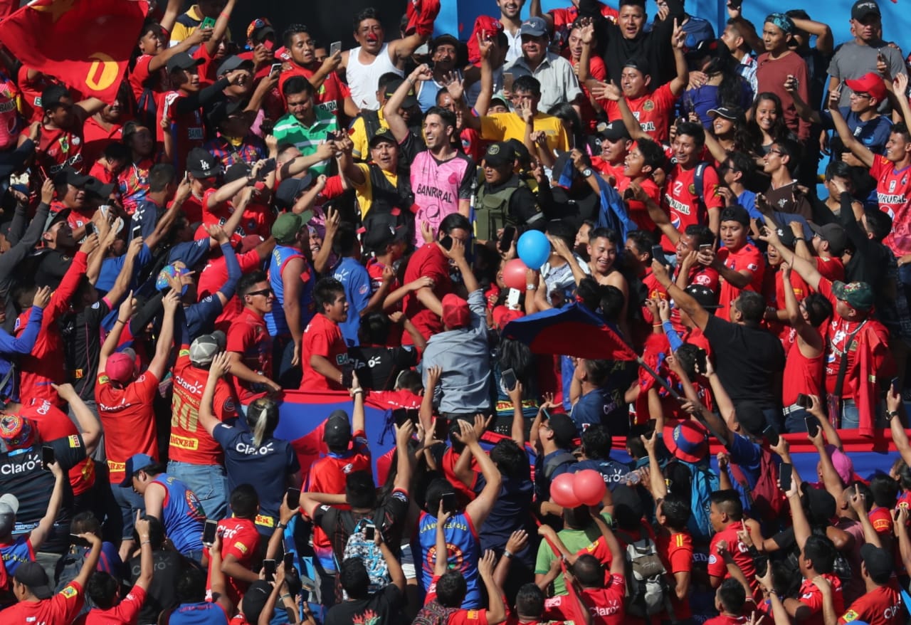 Jaime Penedo saludó a los aficionados de Municipal en El Trébol. (Foto Prensa Libre: Érick Ávila)