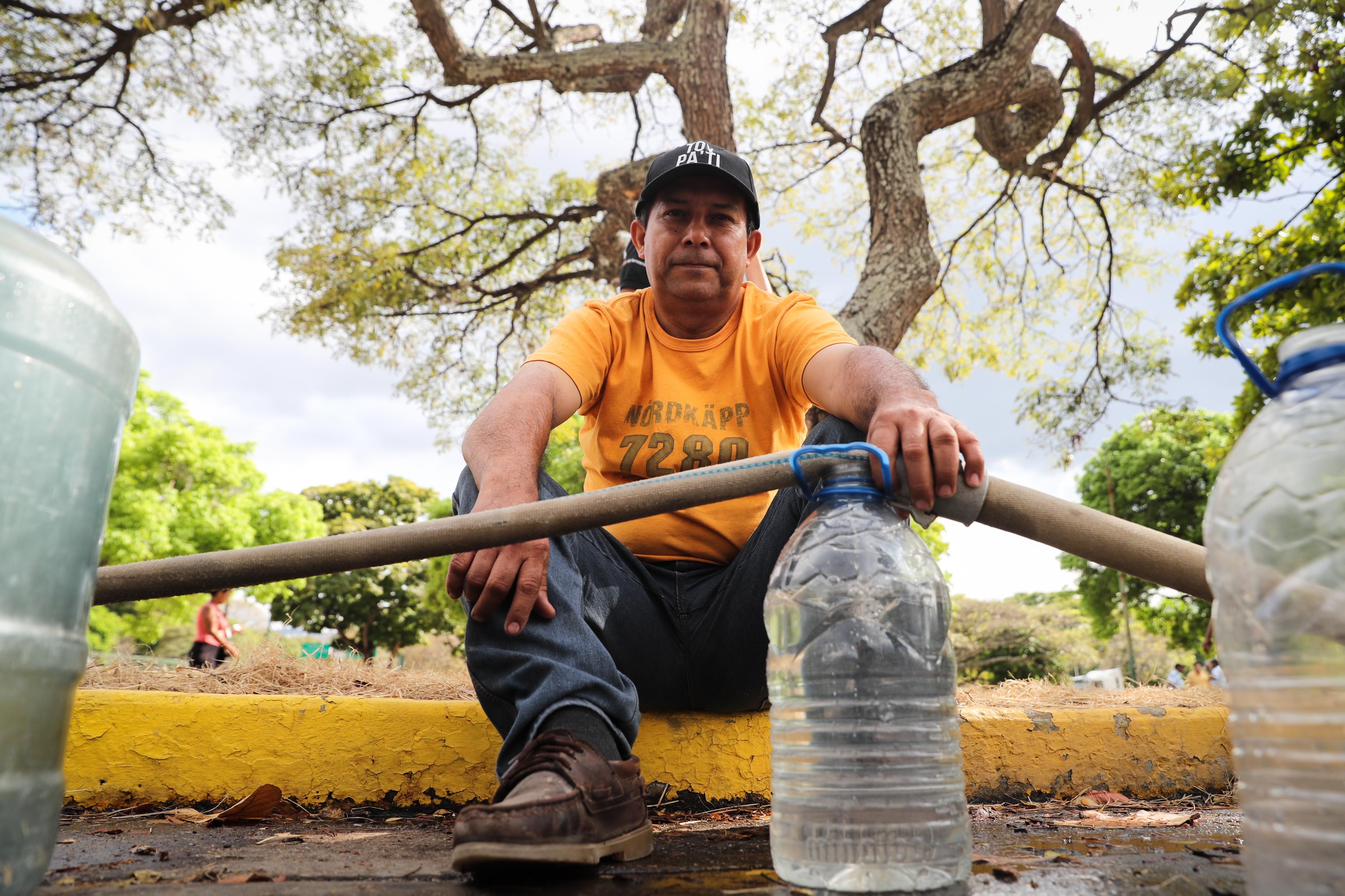 Crisis en Venezuela, los ciudadanos buscan agua y alimentos.  Foto:EFE