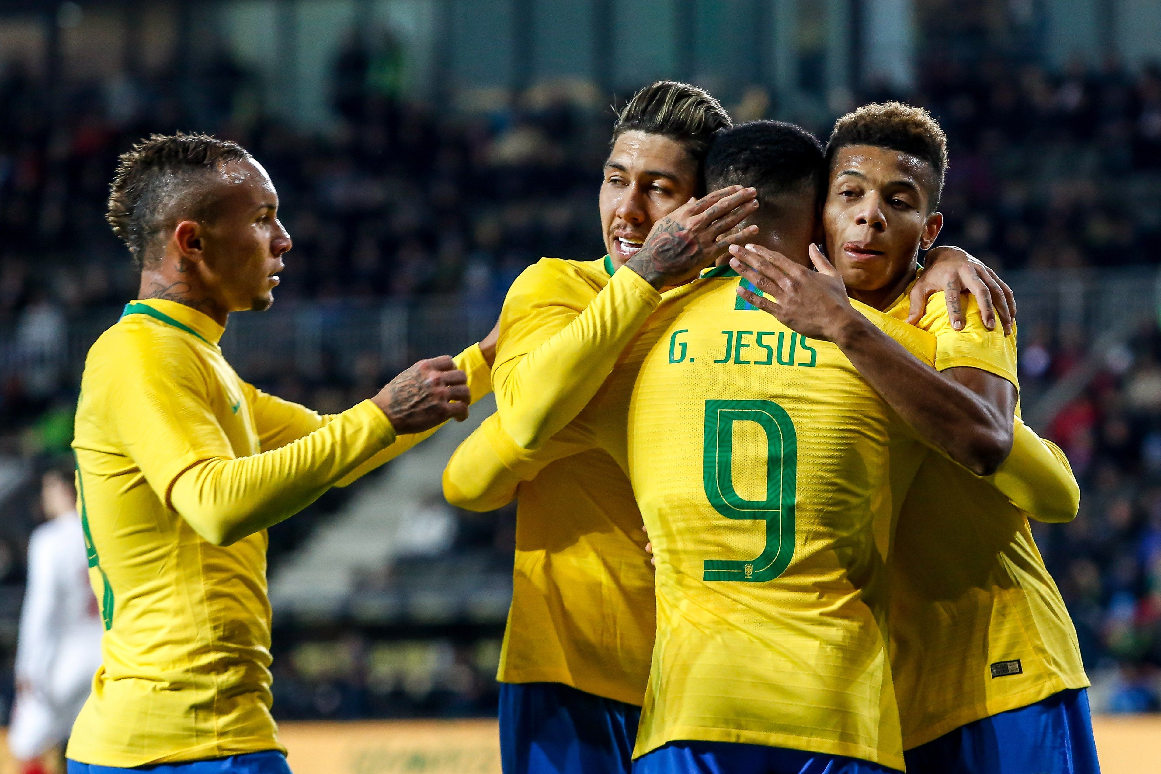 Gabriel Jesús de Brasil celebra su gol con sus compañeros este martes. (Foto Prensa Libre: EFE)