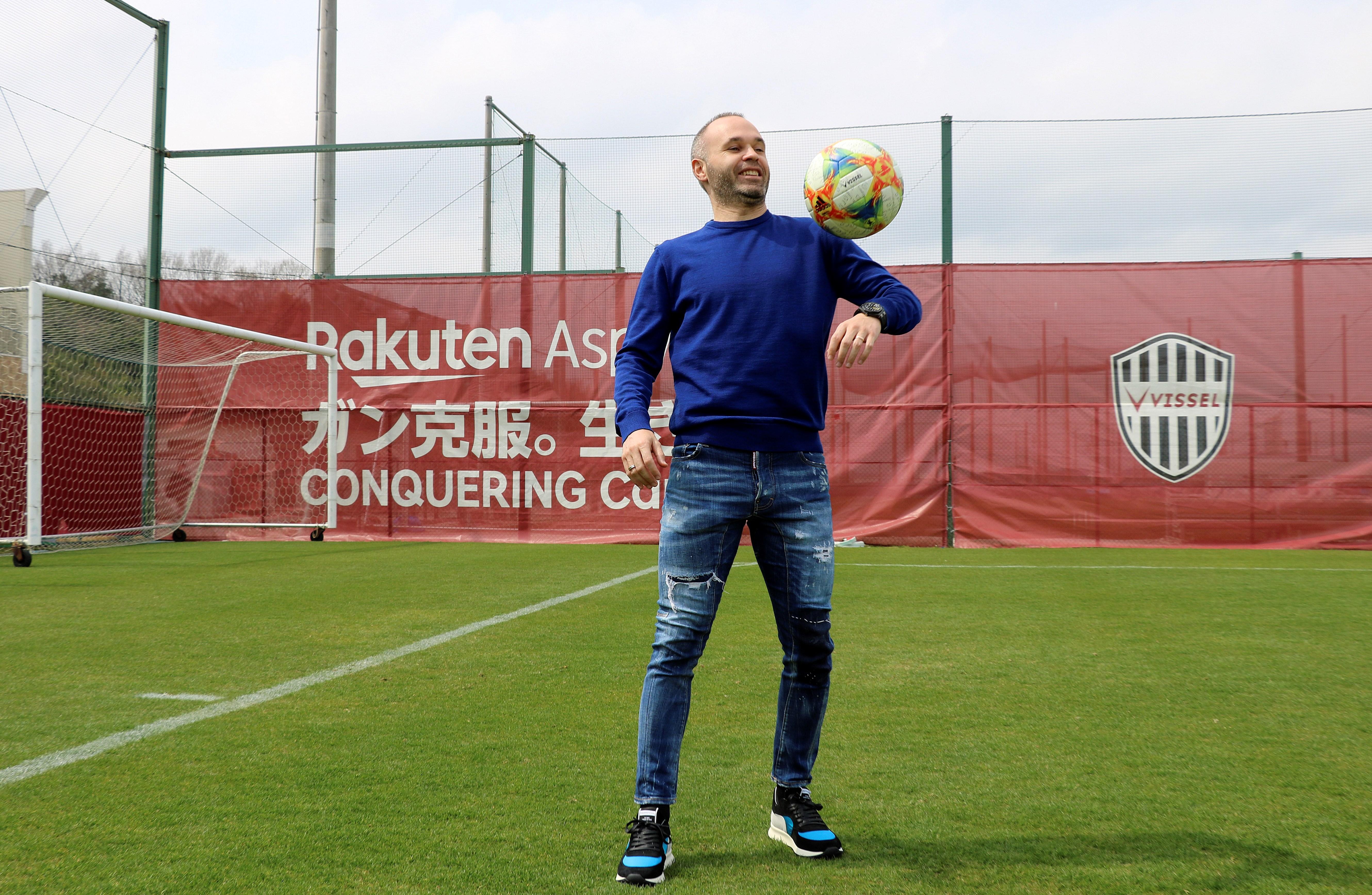 El centrocampista español del Vissel Kobe Andrés Iniesta durante la entrevista concedida a Efe en Japón en la que ha asegurado que se ha vuelto a encontrar como futbolista. (Foto Prensa Libre: EFE)