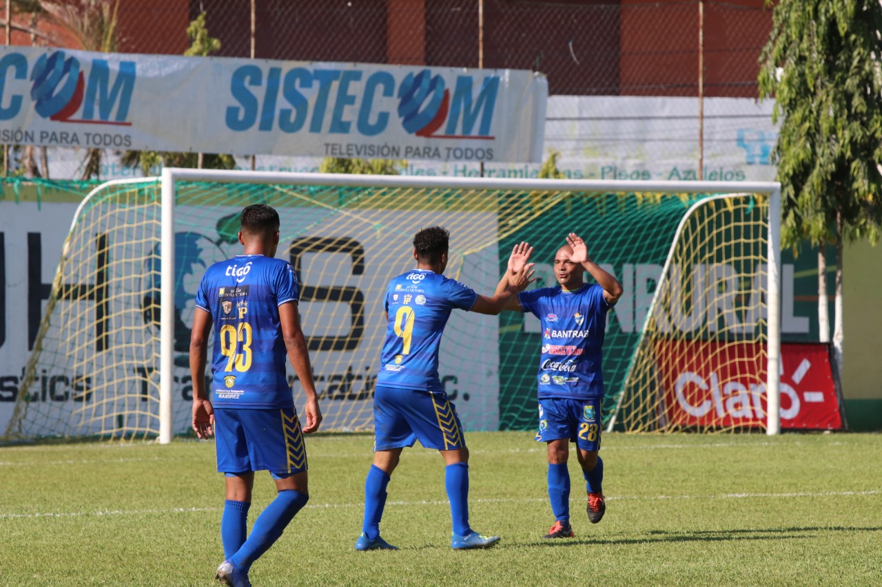 Edi Danilo Guerra celebra el gol del empate en Guastatoya. (Foto Prensa Libre: Eduardo Sam)