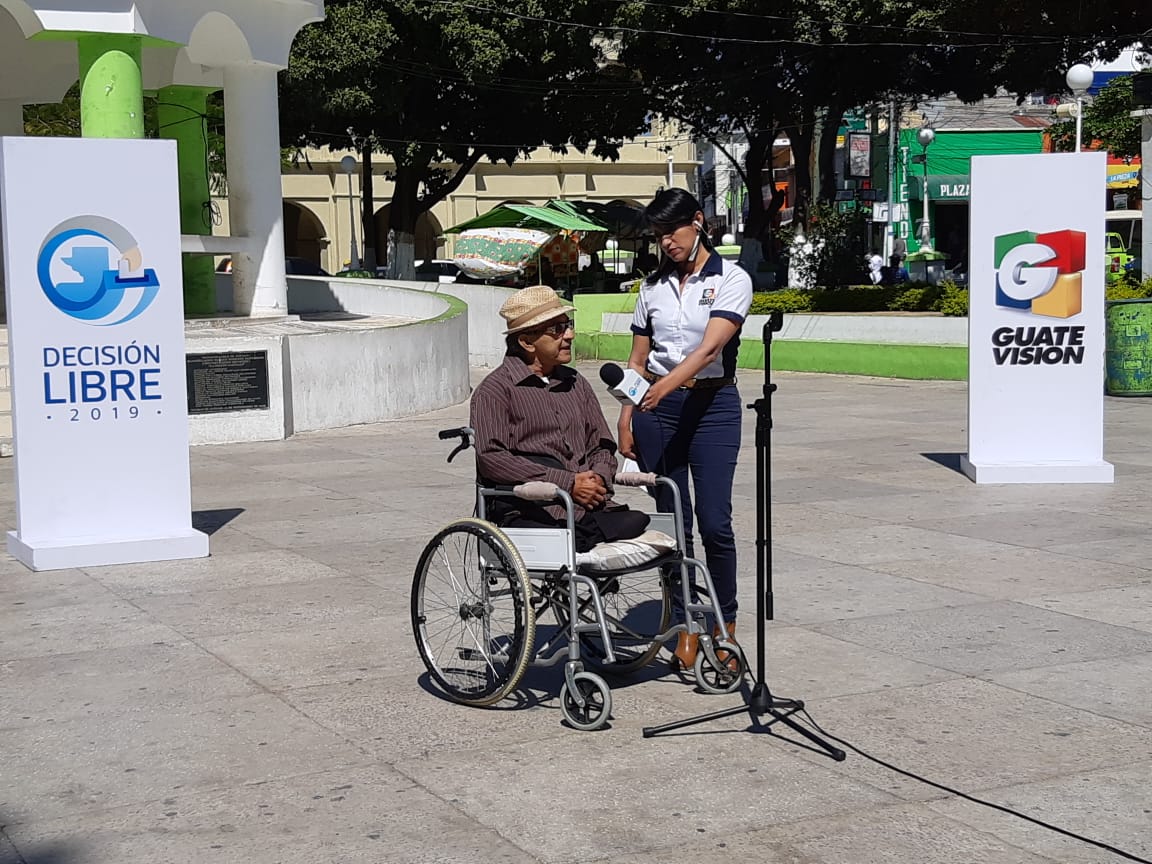 Osmín Castro comenta las necesidades que hay en la Ciudad de Jutiapa. (Foto Prensa Libre: Enrique Paredes)