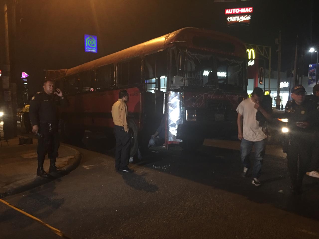 Este es el autobús al que los pandilleros rivales llegaron a extorsionar. (Foto Prensa Libre: Alberto Cardona)