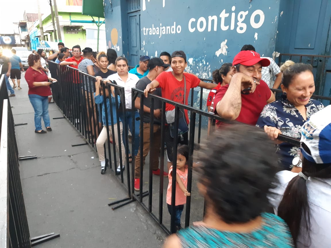 En Escuintla hay afluencia de personas que buscan empadronarse. (Foto Prensa LIbre: Carlos Paredes)