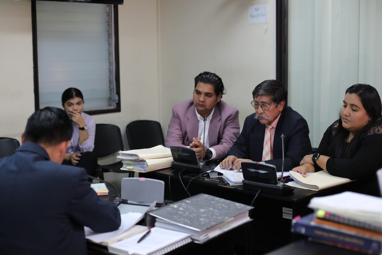 El exdirigente estudiantil de la Usac, Karlos de León -centro-, estuvo prófugo desde 2014 por la agresión a la exvicepresidenta Roxana Baldetti. (Foto Prensa Libre: Érick Ávila)