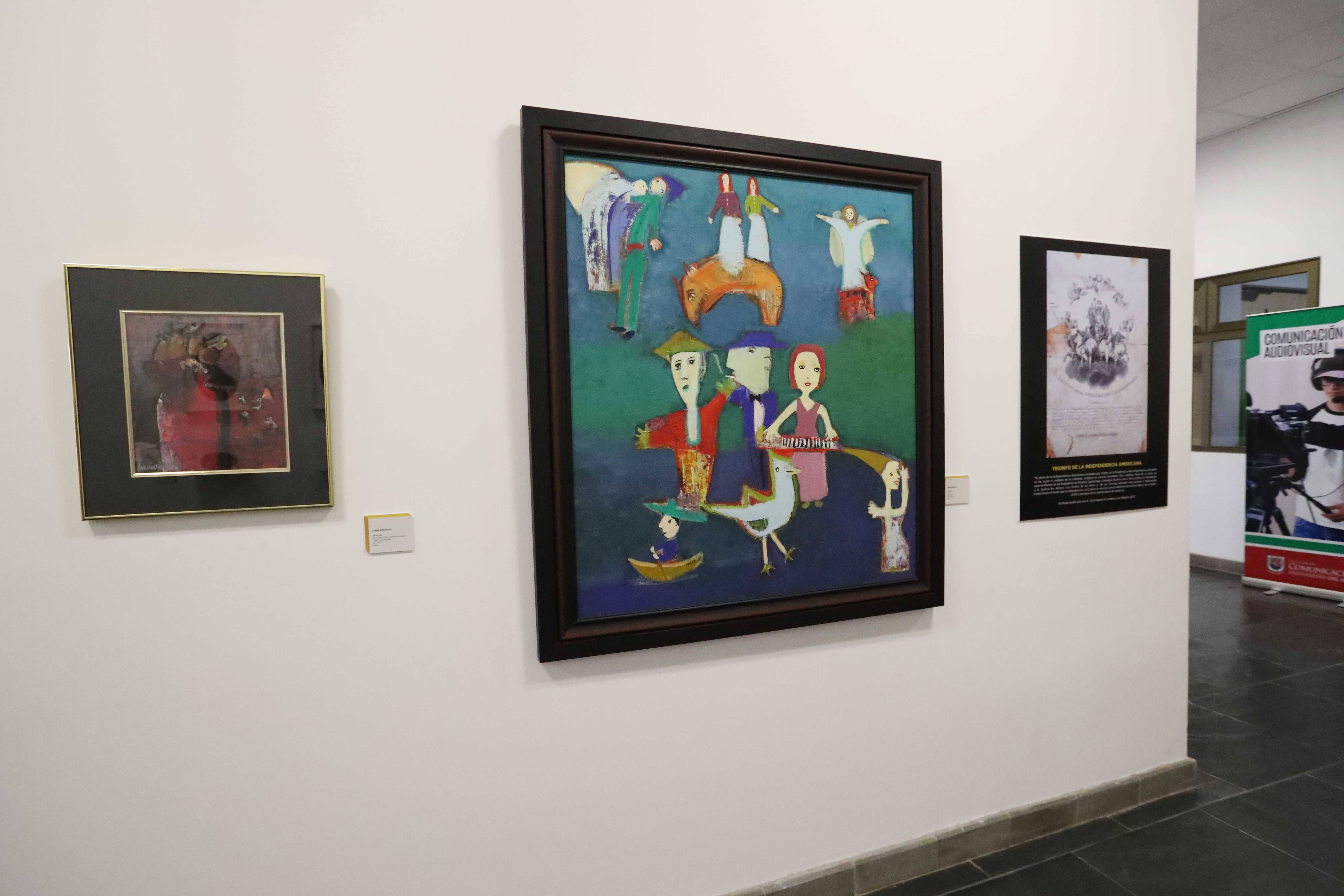 La nueva exposición del Museo Unis Rozas Botrán, "Ventanas del tiempo", se puede admirar en todo el campus de la Universidad del Istmo. (Foto Prensa Libre, Brenda Martínez)