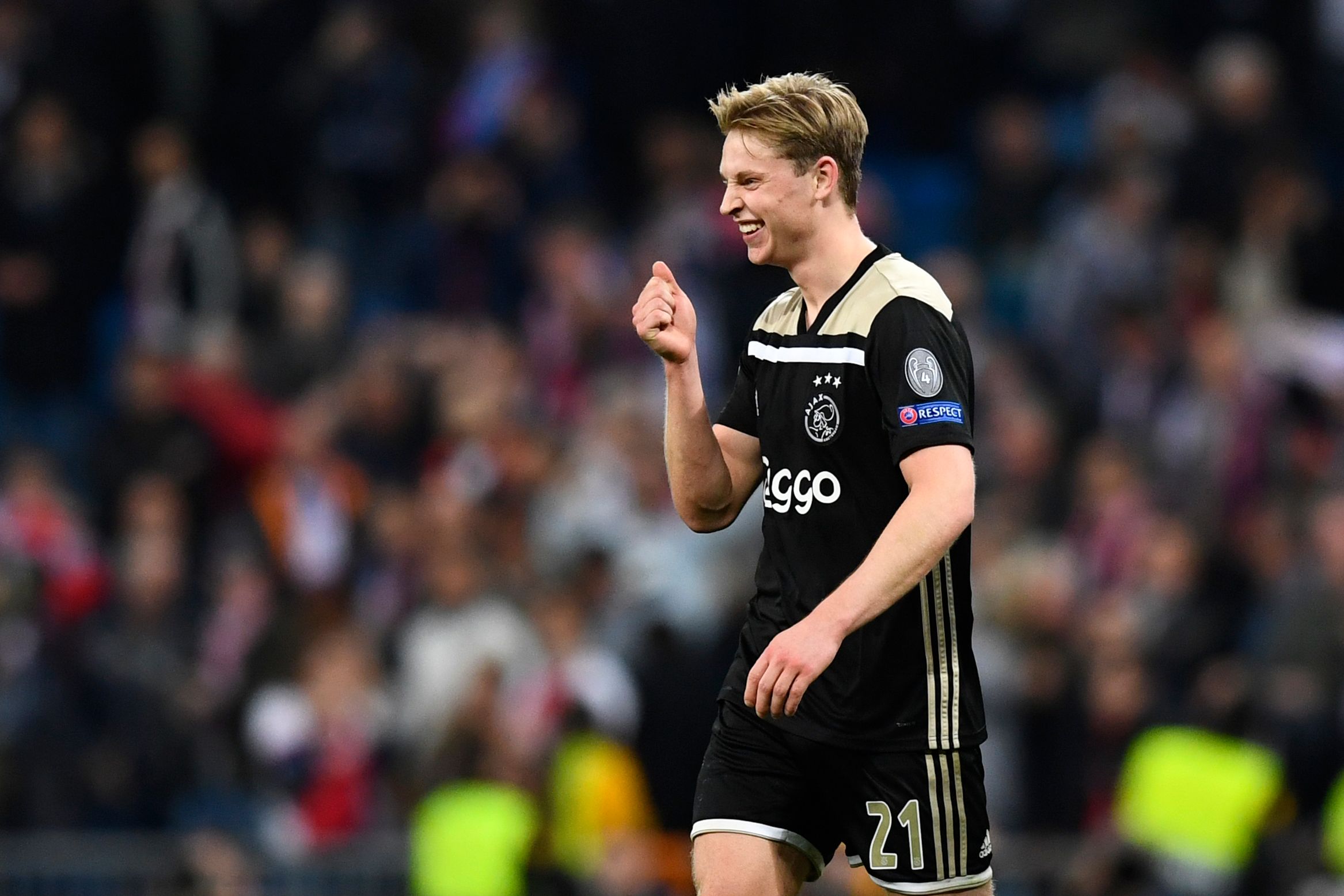 Frenkie de Jong celebra la victoria del Ajax sobre el Real Madrid en el estadio Bernabéu. (Foto Prensa Libre: AFP)