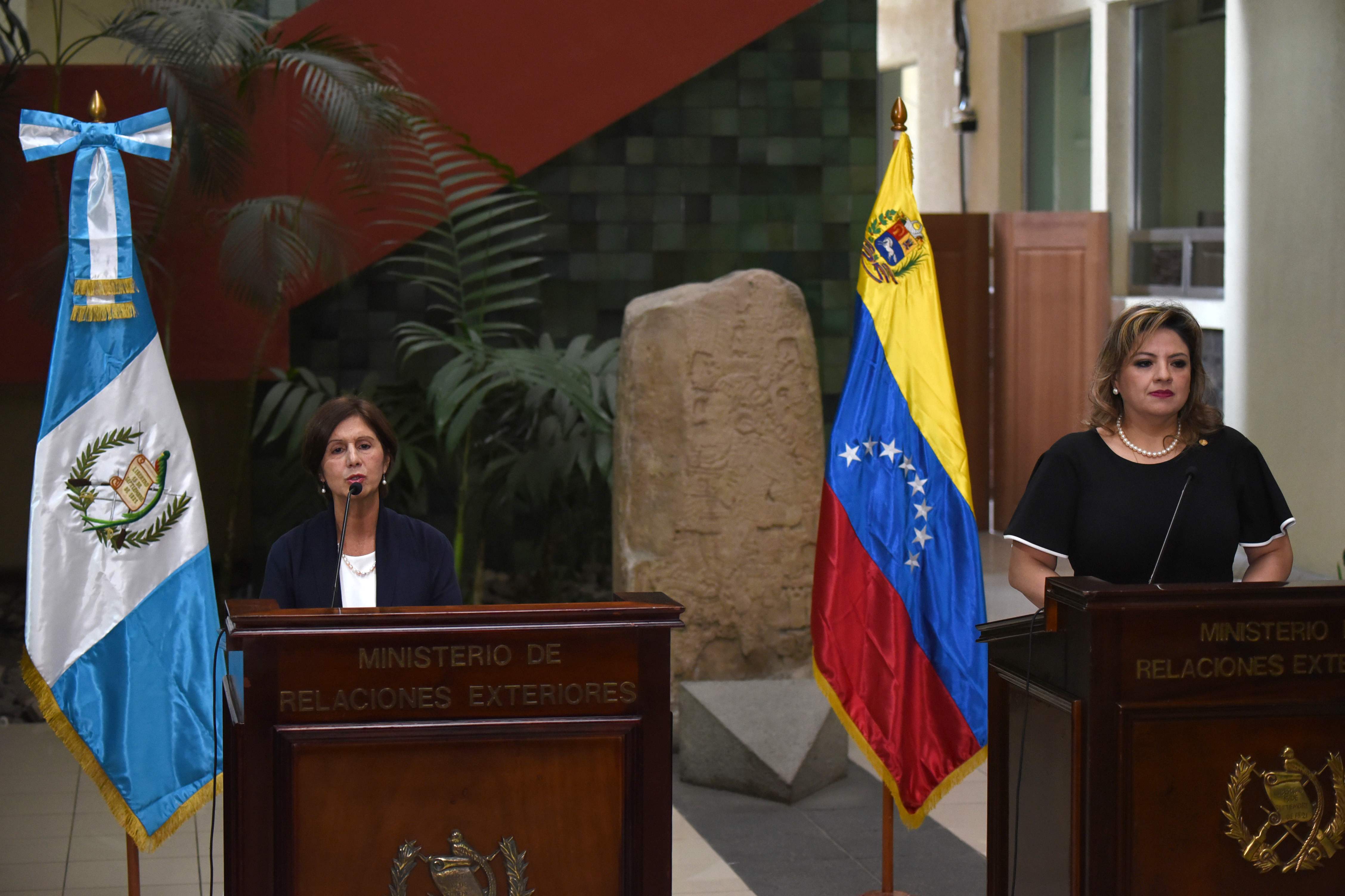 Maria Romero, nueva embajadora de Venezuela, y la canciller guatemalteca Sandra Jovel hablan a los medios de la reunión en privado que tuvieron ambas diplomáticas. (Foto Prensa Libre: AFP)