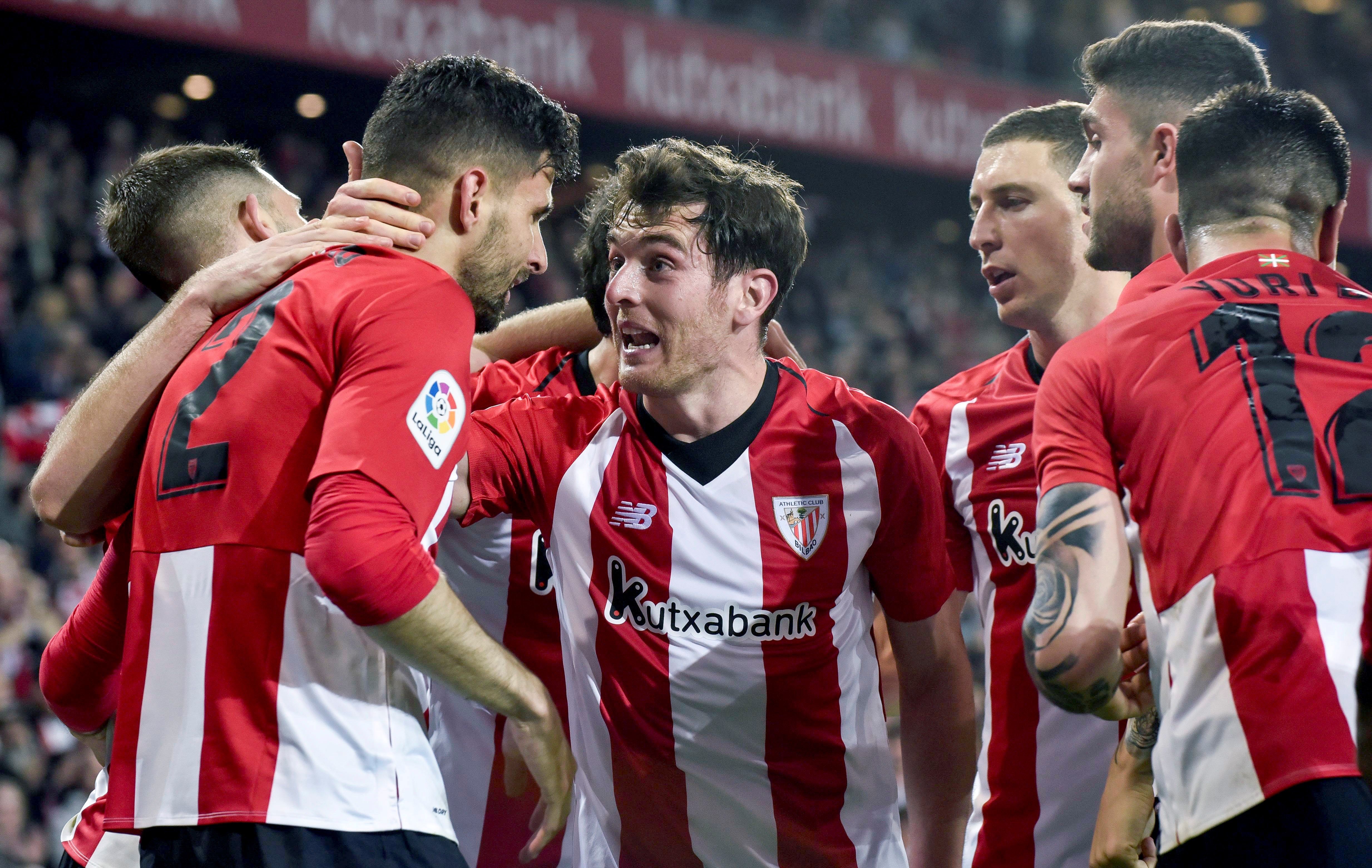 Los jugadores del Athletic de Bilbao festejan después de haber marcado el segundo gol contra el Atético de Madrid. (Foto Prensa Libre: EFE).