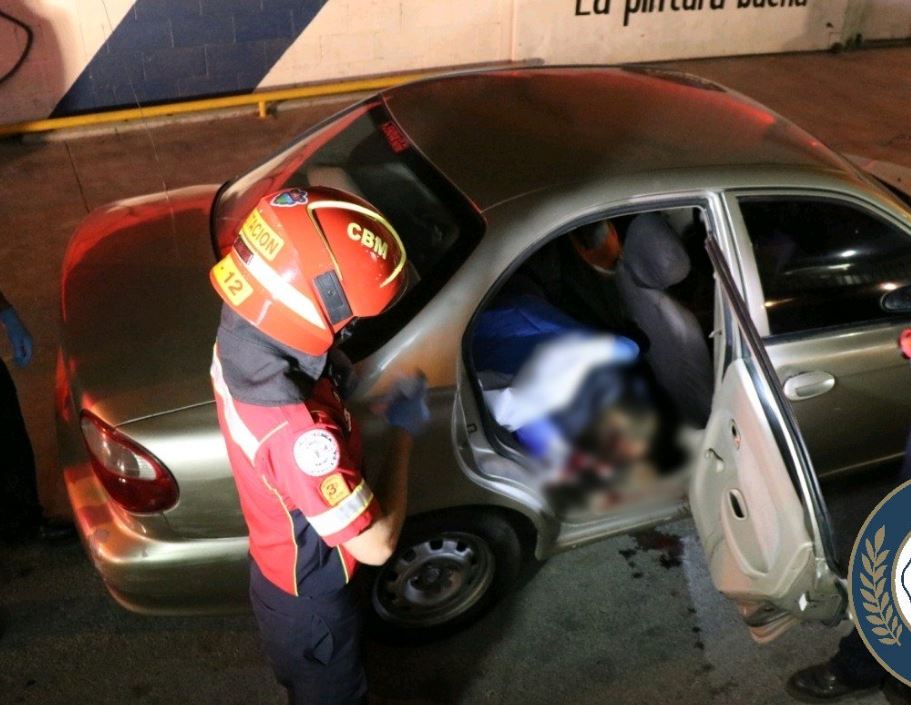 El cuerpo de un hombre con varios balazos fue hallado dentro de un vehículo en la avenida Petapa. (Foto: Bomberos Municipales)