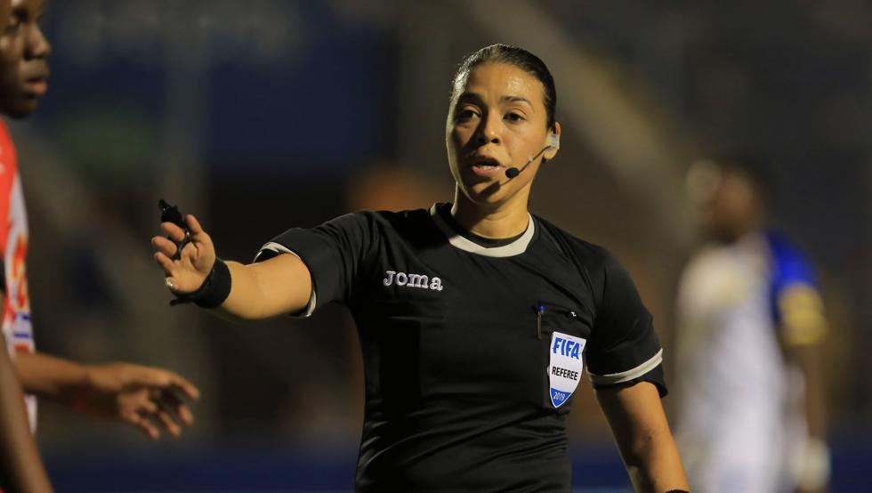 La arbitra italiana Annalisa Moccia es respaldada por sus colegas, por los comentarios machistas. (Foto Prensa Libre: Internet)