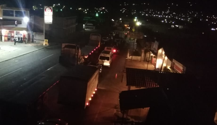 Automovilistas tienen varias horas varados en la ruta Interamericana por el bloqueo en el km 160. (Foto Prensa Libre: Mynor Toc).