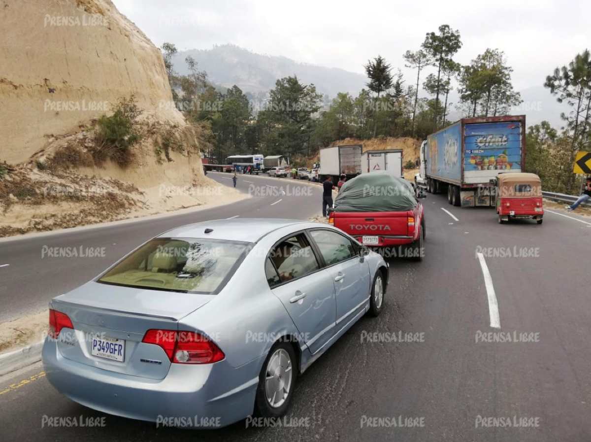 Largas filas de vehículos se observan en la ruta Interamericana.