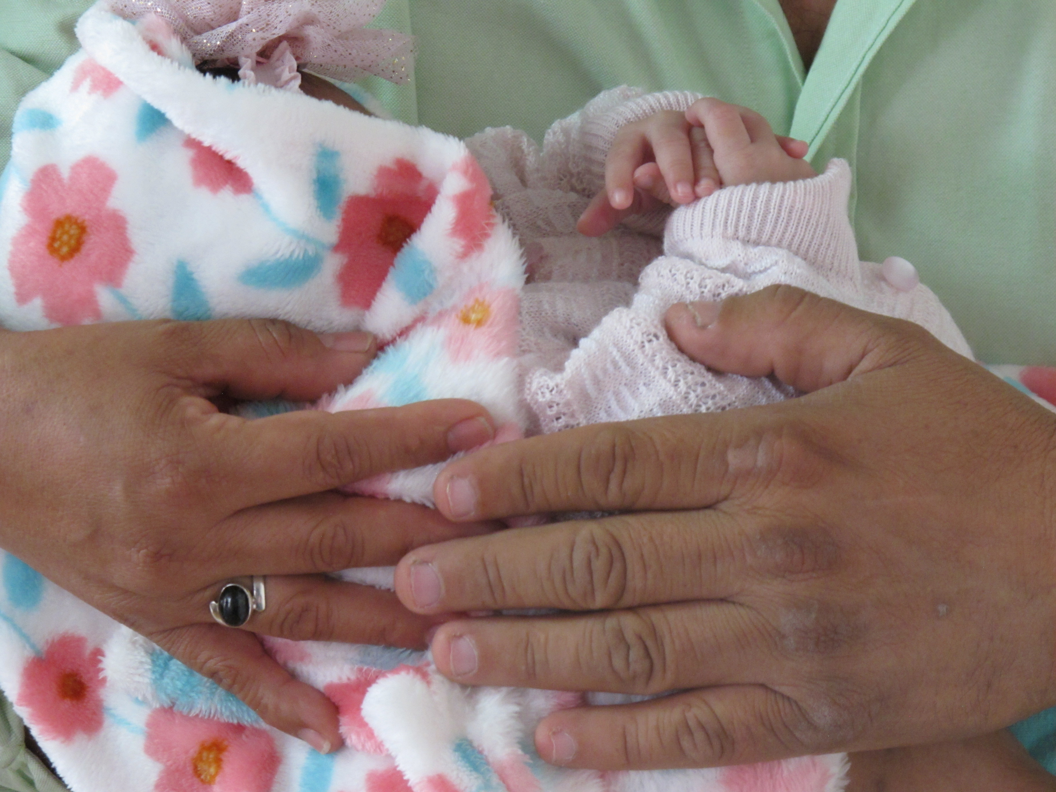 Bebé que fue abandonada en el Bulevar Vista Hermosa, zona 15, se encuentra con una familia sustituta. (Foto Prensa Libre: Ana Lucía Ola)