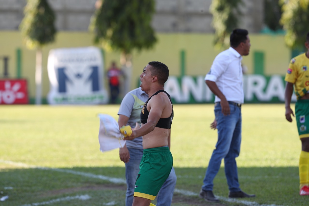 Así festejó Marvin Ceballos el gol de Guastatoya. (Foto Prensa Libre: Edwin Fajardo)